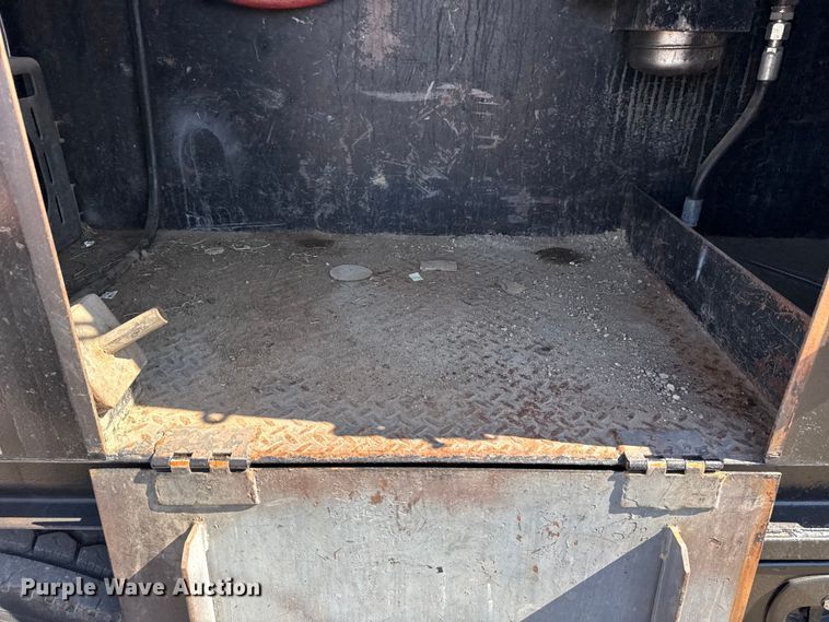 image for item EG2156 2018 International 4300 flatbed truck