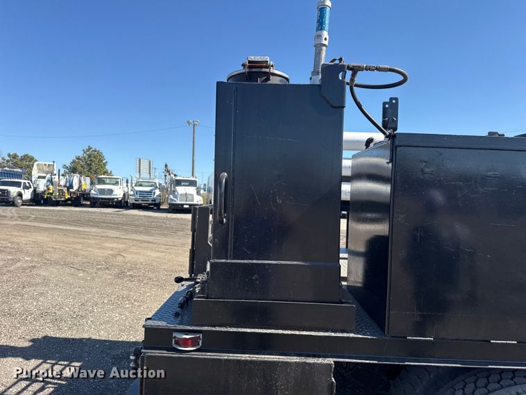 image for item EG2156 2018 International 4300 flatbed truck