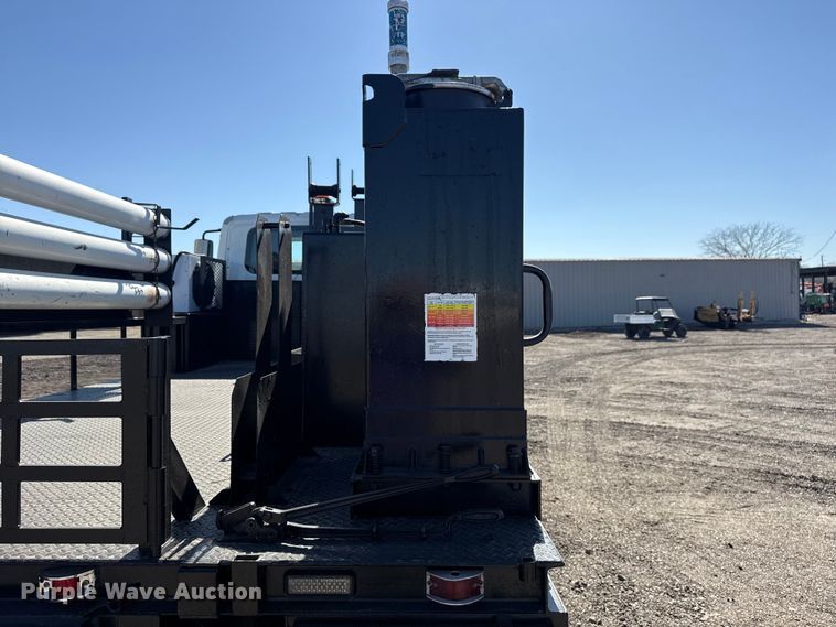 image for item EG2156 2018 International 4300 flatbed truck