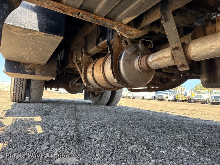 image for item EG2156 2018 International 4300 flatbed truck