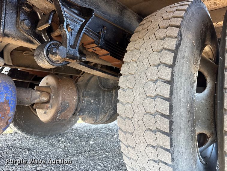 image for item EG2156 2018 International 4300 flatbed truck