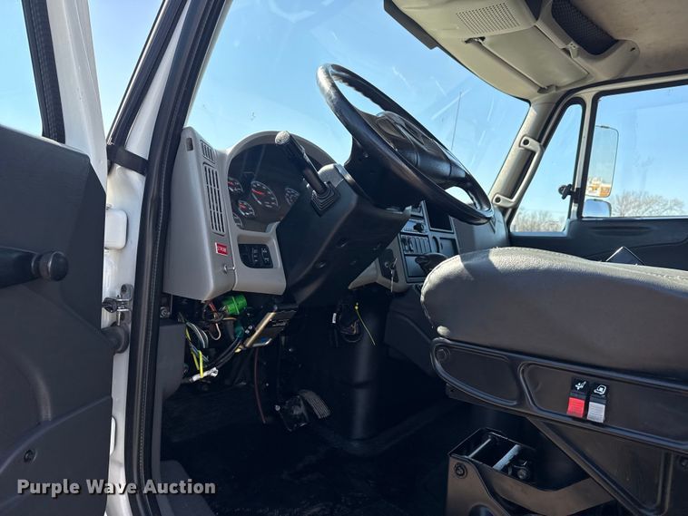 image for item EG2156 2018 International 4300 flatbed truck