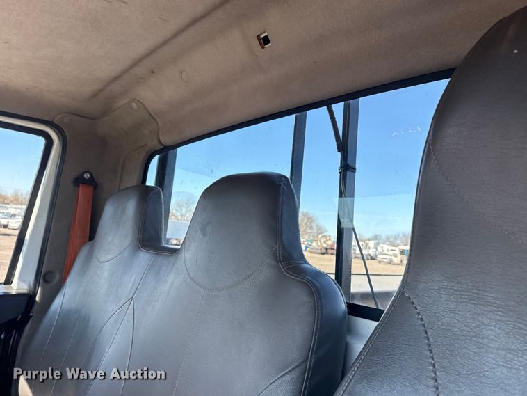 image for item EG2156 2018 International 4300 flatbed truck