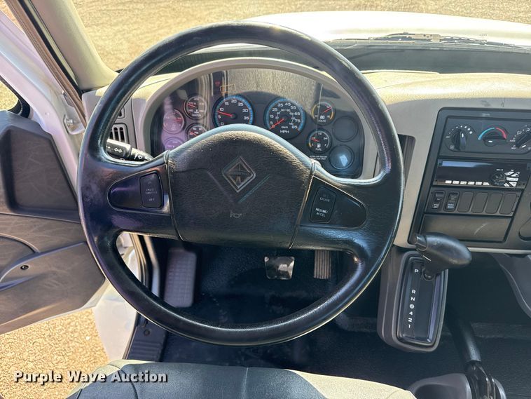 image for item EG2156 2018 International 4300 flatbed truck