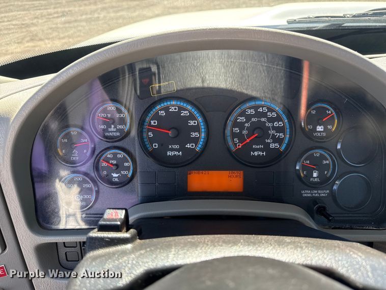 image for item EG2156 2018 International 4300 flatbed truck