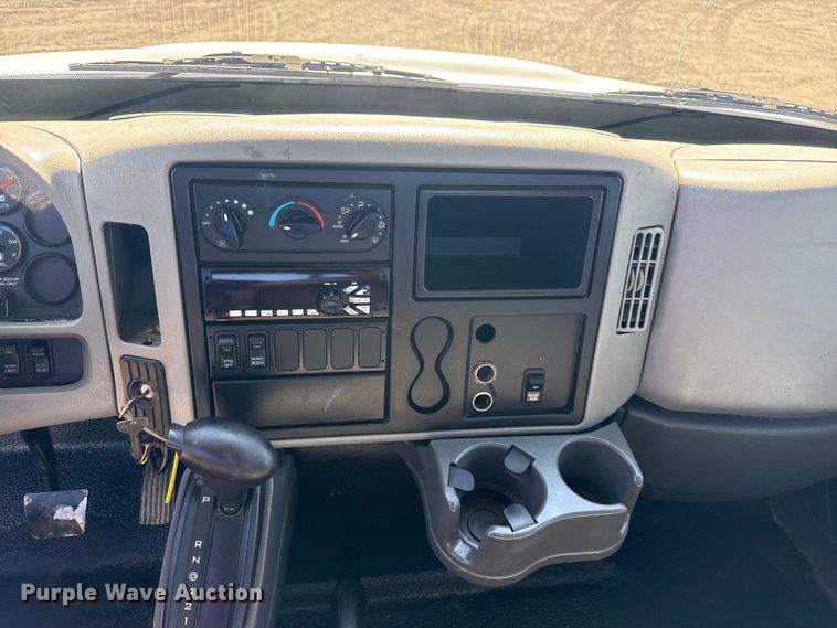 image for item EG2156 2018 International 4300 flatbed truck