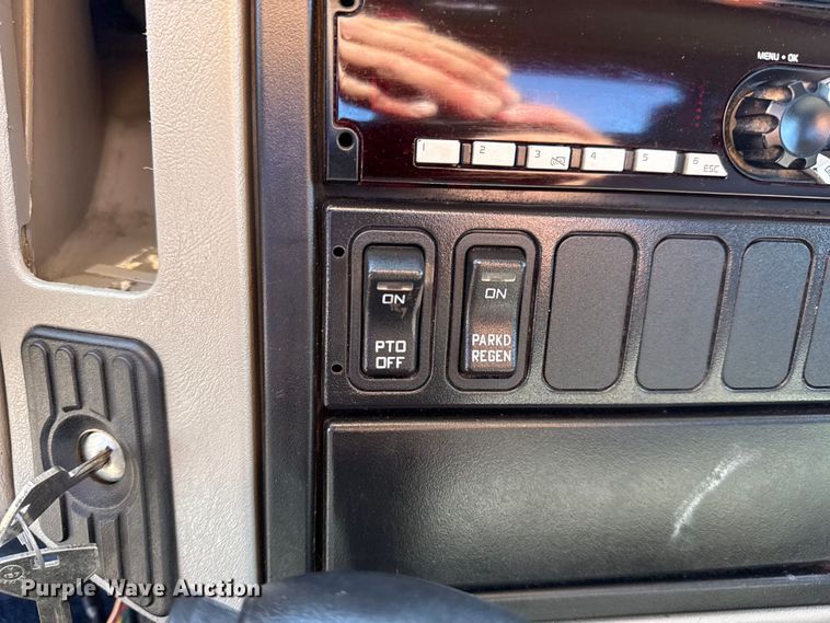 image for item EG2156 2018 International 4300 flatbed truck