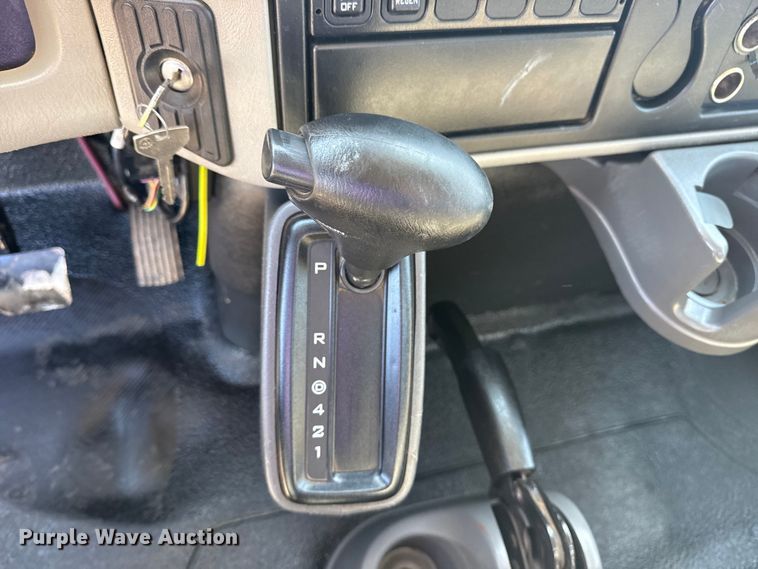 image for item EG2156 2018 International 4300 flatbed truck