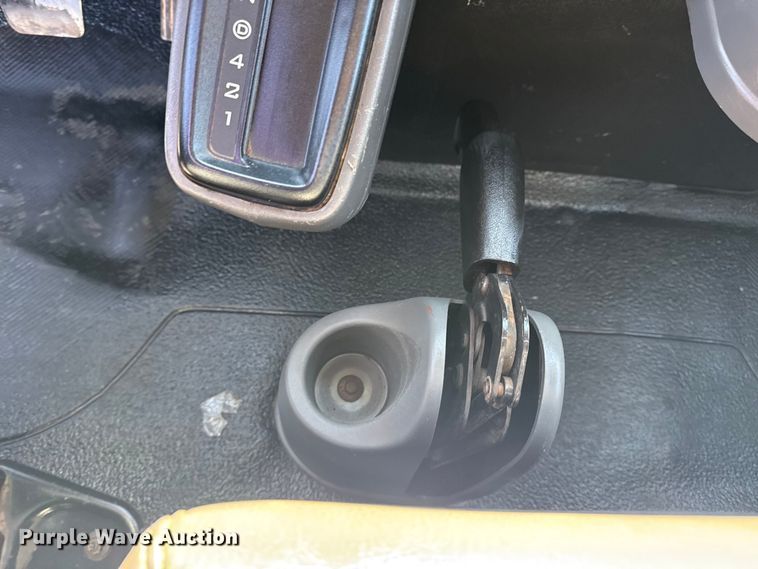 image for item EG2156 2018 International 4300 flatbed truck