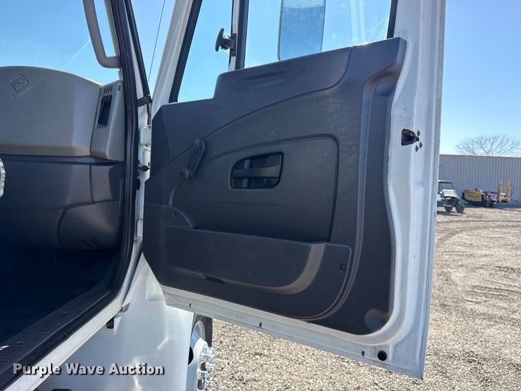 image for item EG2156 2018 International 4300 flatbed truck