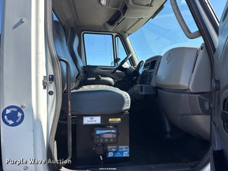 image for item EG2156 2018 International 4300 flatbed truck