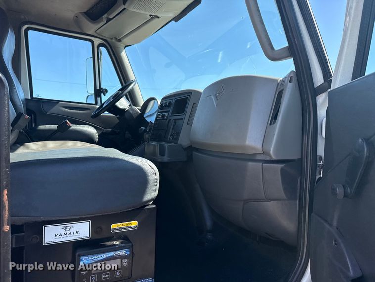 image for item EG2156 2018 International 4300 flatbed truck