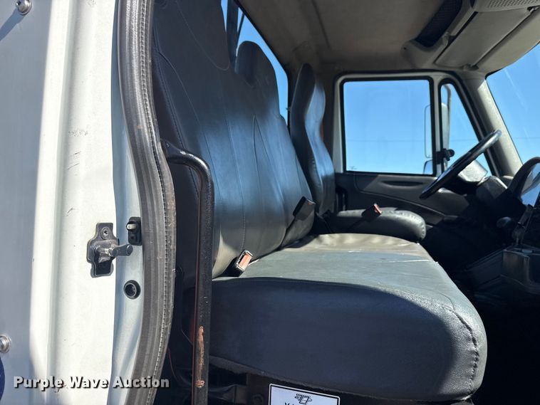 image for item EG2156 2018 International 4300 flatbed truck