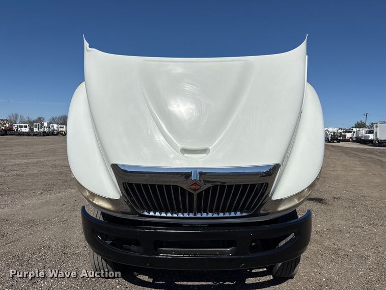 image for item EG2156 2018 International 4300 flatbed truck