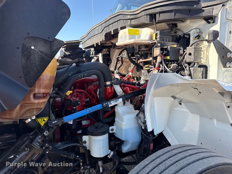 image for item EG2156 2018 International 4300 flatbed truck