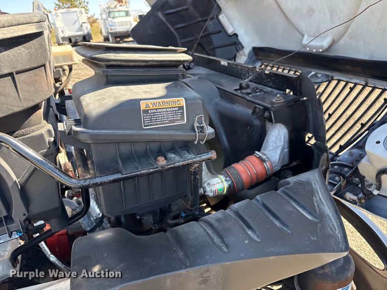 image for item EG2156 2018 International 4300 flatbed truck