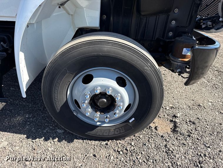 image for item EG2156 2018 International 4300 flatbed truck