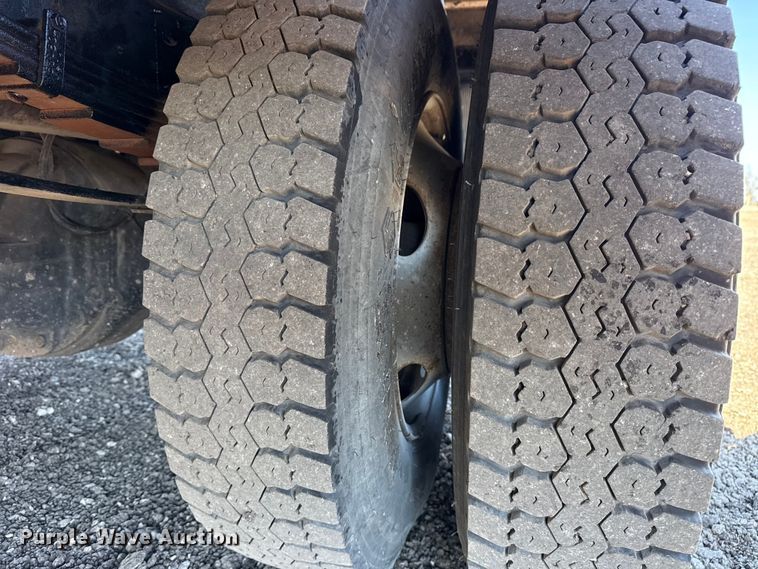 image for item EG2156 2018 International 4300 flatbed truck