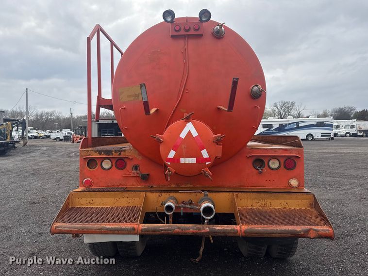 image for item EG8841 2007 Peterbilt 357 tank truck