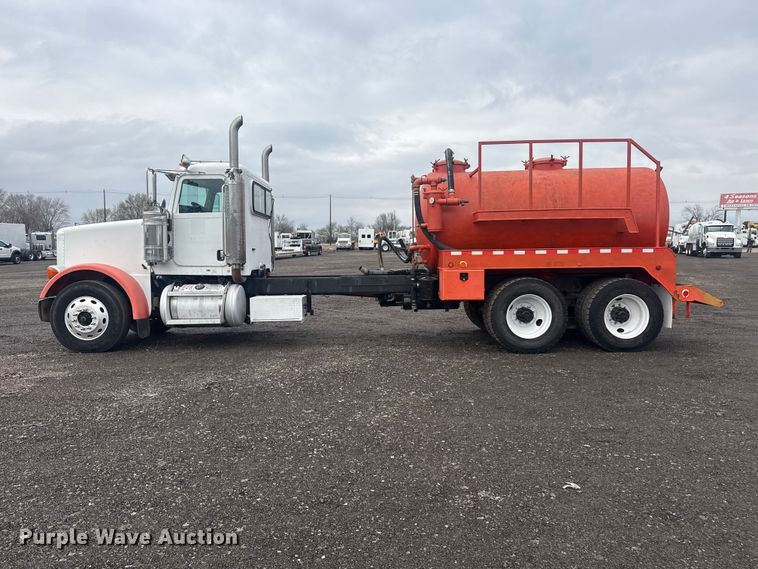 image for item EG8841 2007 Peterbilt 357 tank truck