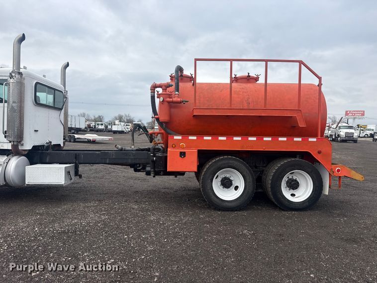 image for item EG8841 2007 Peterbilt 357 tank truck