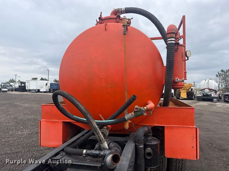 image for item EG8841 2007 Peterbilt 357 tank truck