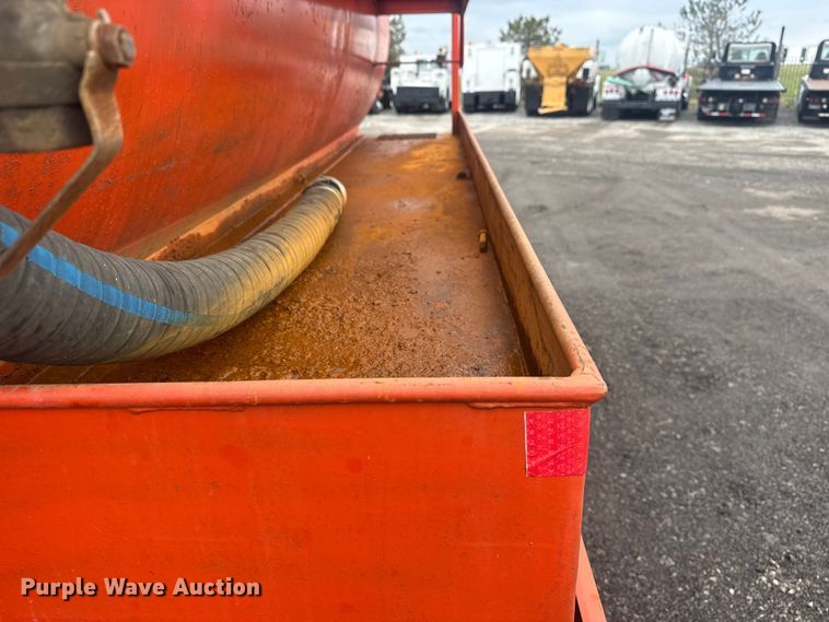 image for item EG8841 2007 Peterbilt 357 tank truck