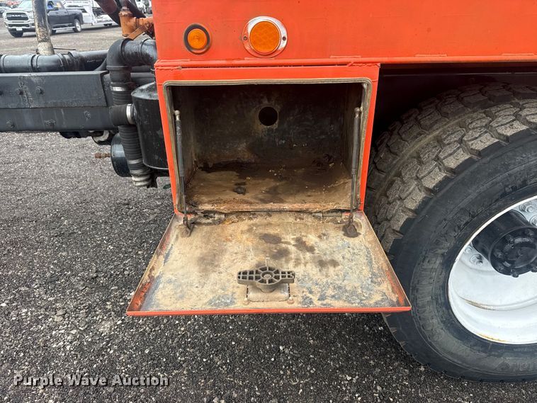 image for item EG8841 2007 Peterbilt 357 tank truck