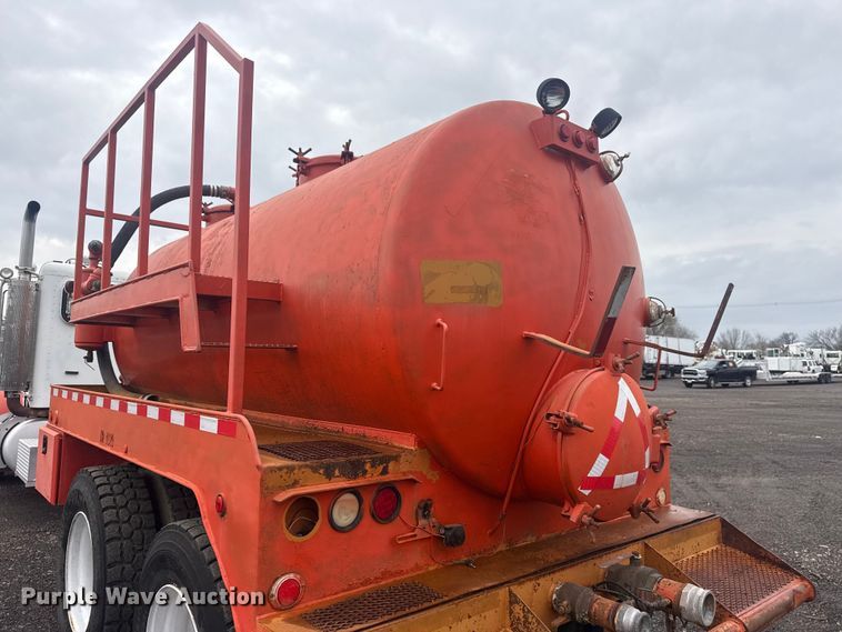 image for item EG8841 2007 Peterbilt 357 tank truck