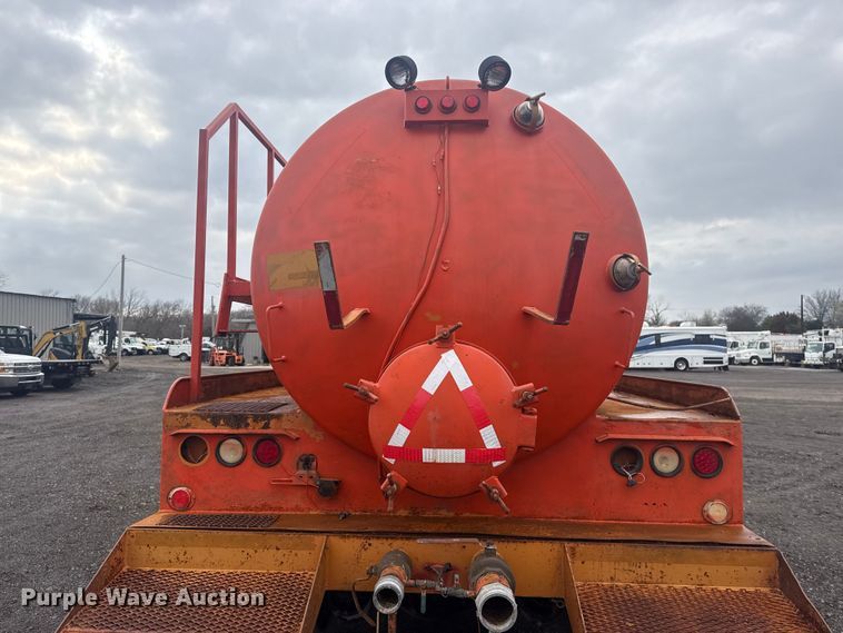 image for item EG8841 2007 Peterbilt 357 tank truck