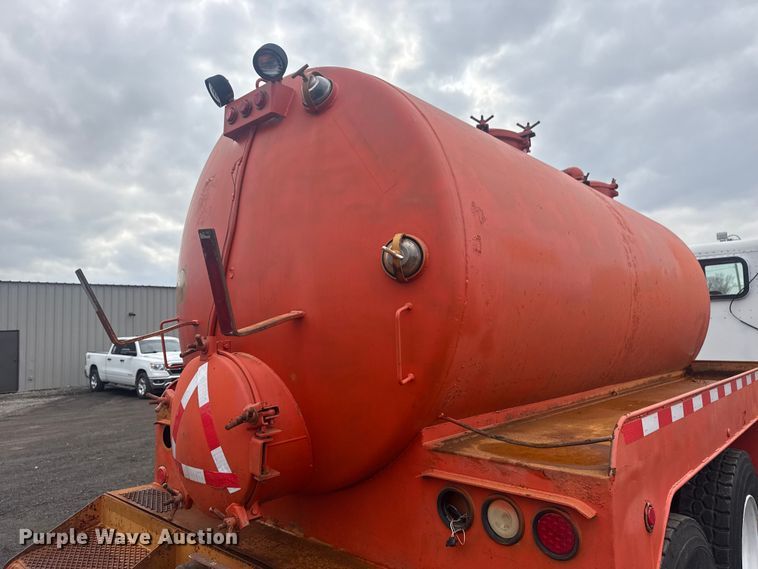 image for item EG8841 2007 Peterbilt 357 tank truck