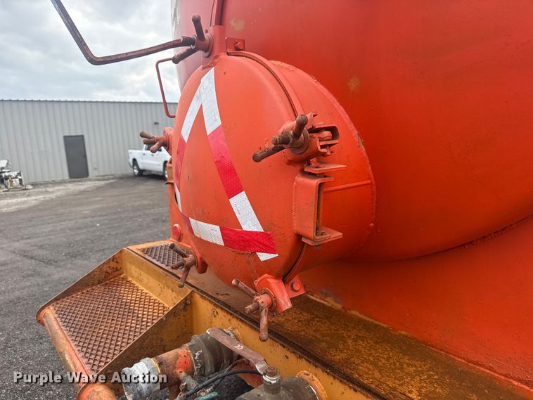 image for item EG8841 2007 Peterbilt 357 tank truck