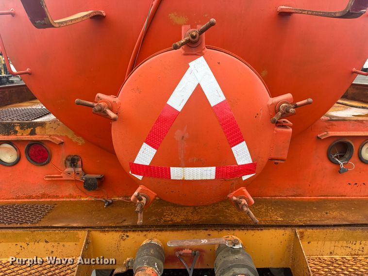 image for item EG8841 2007 Peterbilt 357 tank truck