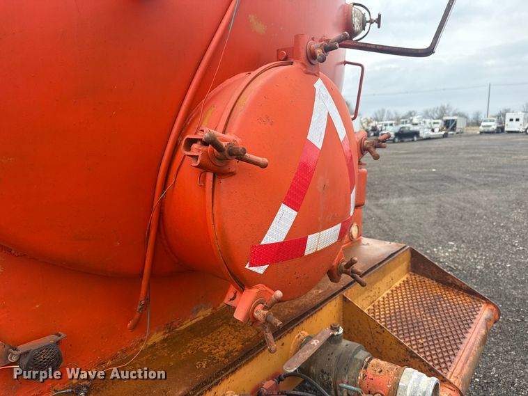 image for item EG8841 2007 Peterbilt 357 tank truck