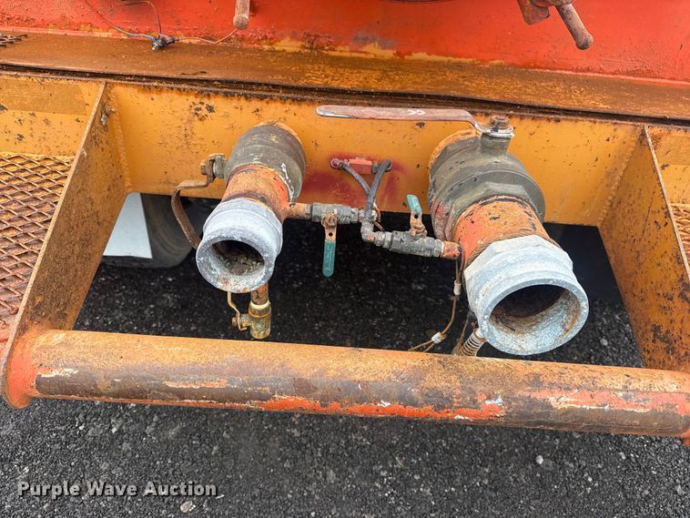 image for item EG8841 2007 Peterbilt 357 tank truck