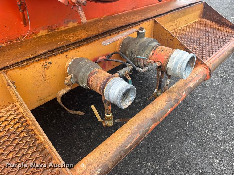 image for item EG8841 2007 Peterbilt 357 tank truck