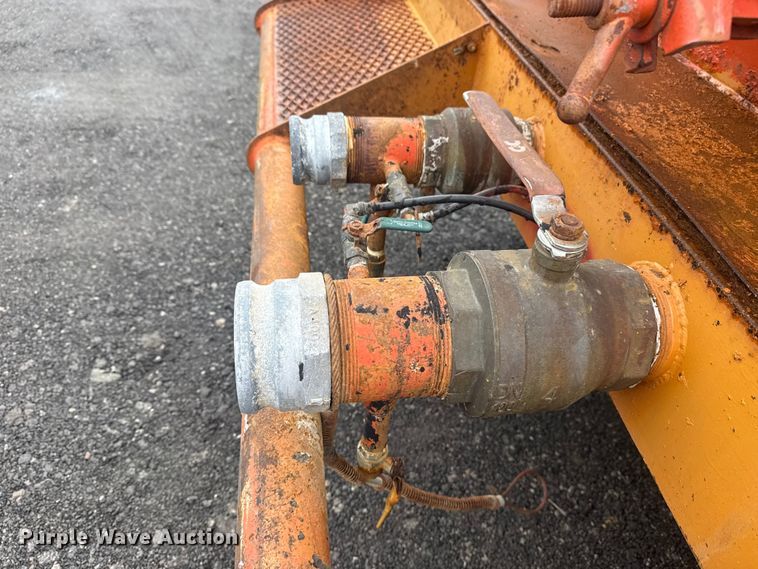 image for item EG8841 2007 Peterbilt 357 tank truck