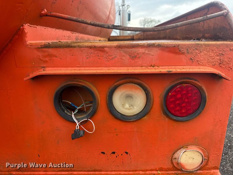 image for item EG8841 2007 Peterbilt 357 tank truck