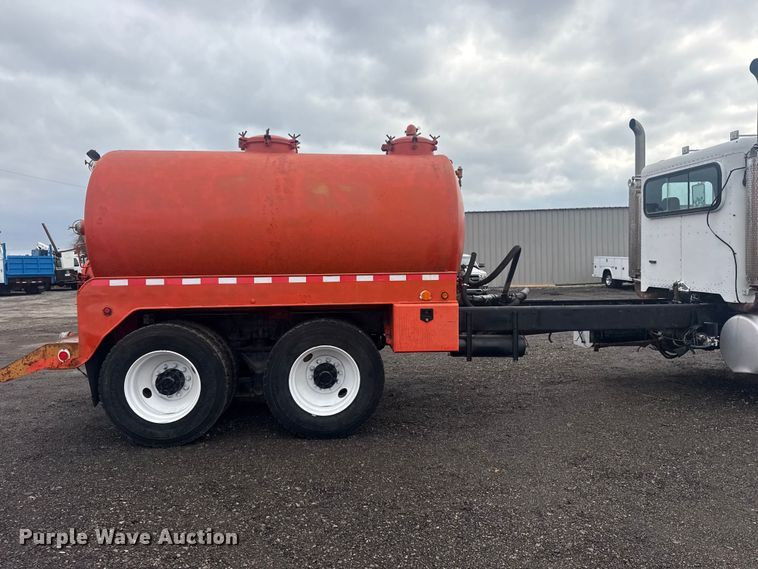 image for item EG8841 2007 Peterbilt 357 tank truck