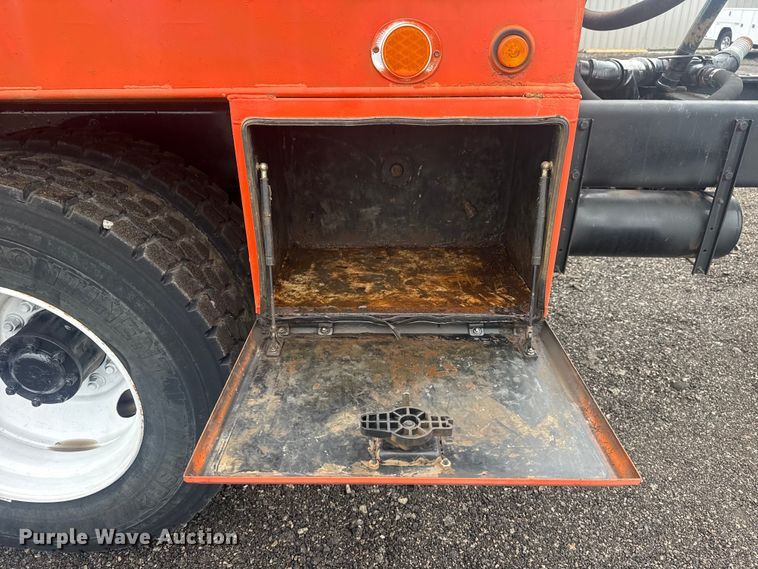 image for item EG8841 2007 Peterbilt 357 tank truck