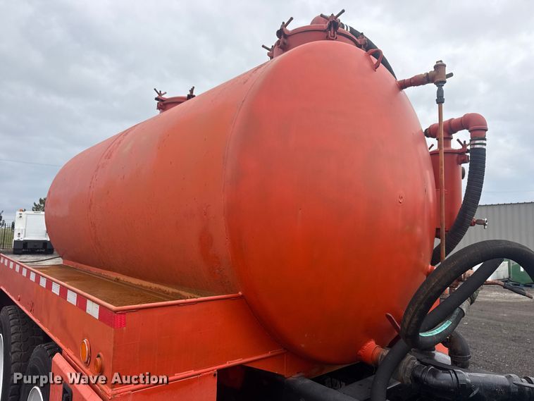 image for item EG8841 2007 Peterbilt 357 tank truck