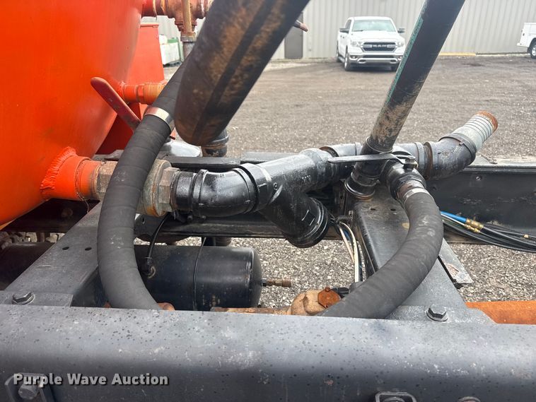 image for item EG8841 2007 Peterbilt 357 tank truck