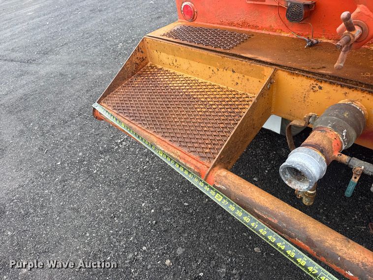 image for item EG8841 2007 Peterbilt 357 tank truck