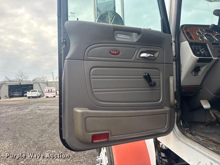 image for item EG8841 2007 Peterbilt 357 tank truck