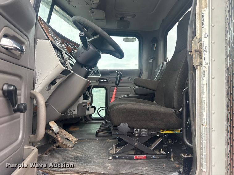 image for item EG8841 2007 Peterbilt 357 tank truck