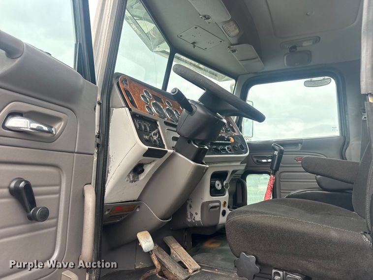 image for item EG8841 2007 Peterbilt 357 tank truck