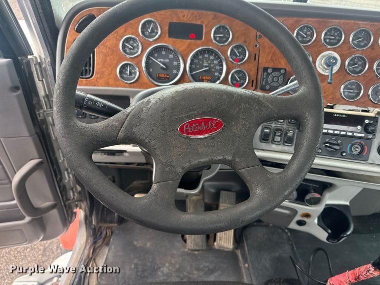 image for item EG8841 2007 Peterbilt 357 tank truck