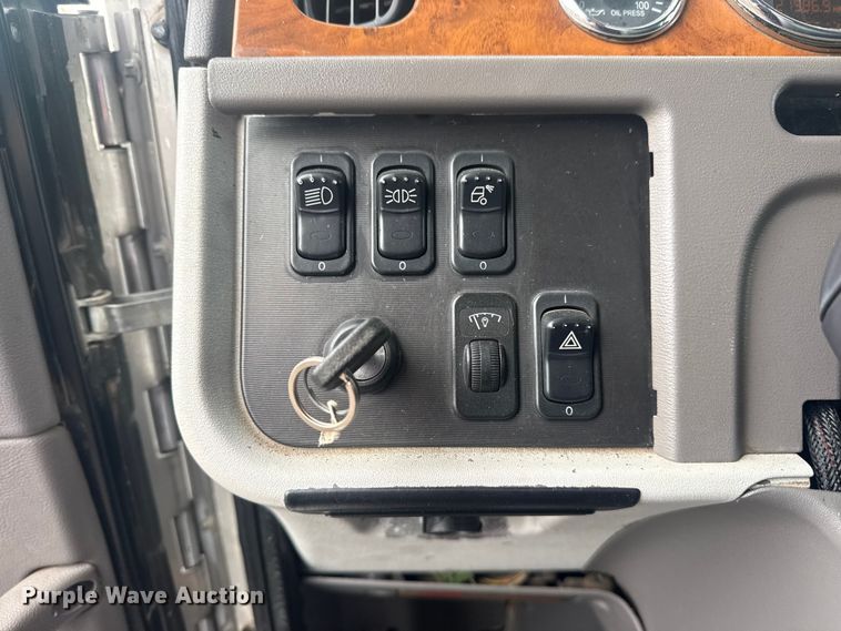 image for item EG8841 2007 Peterbilt 357 tank truck