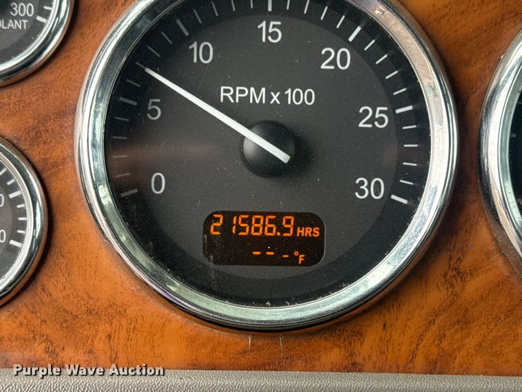 image for item EG8841 2007 Peterbilt 357 tank truck