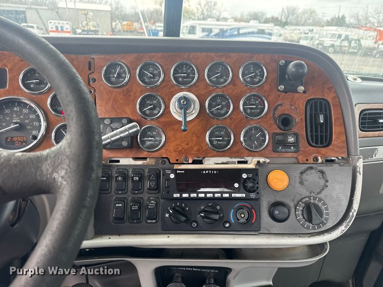 image for item EG8841 2007 Peterbilt 357 tank truck